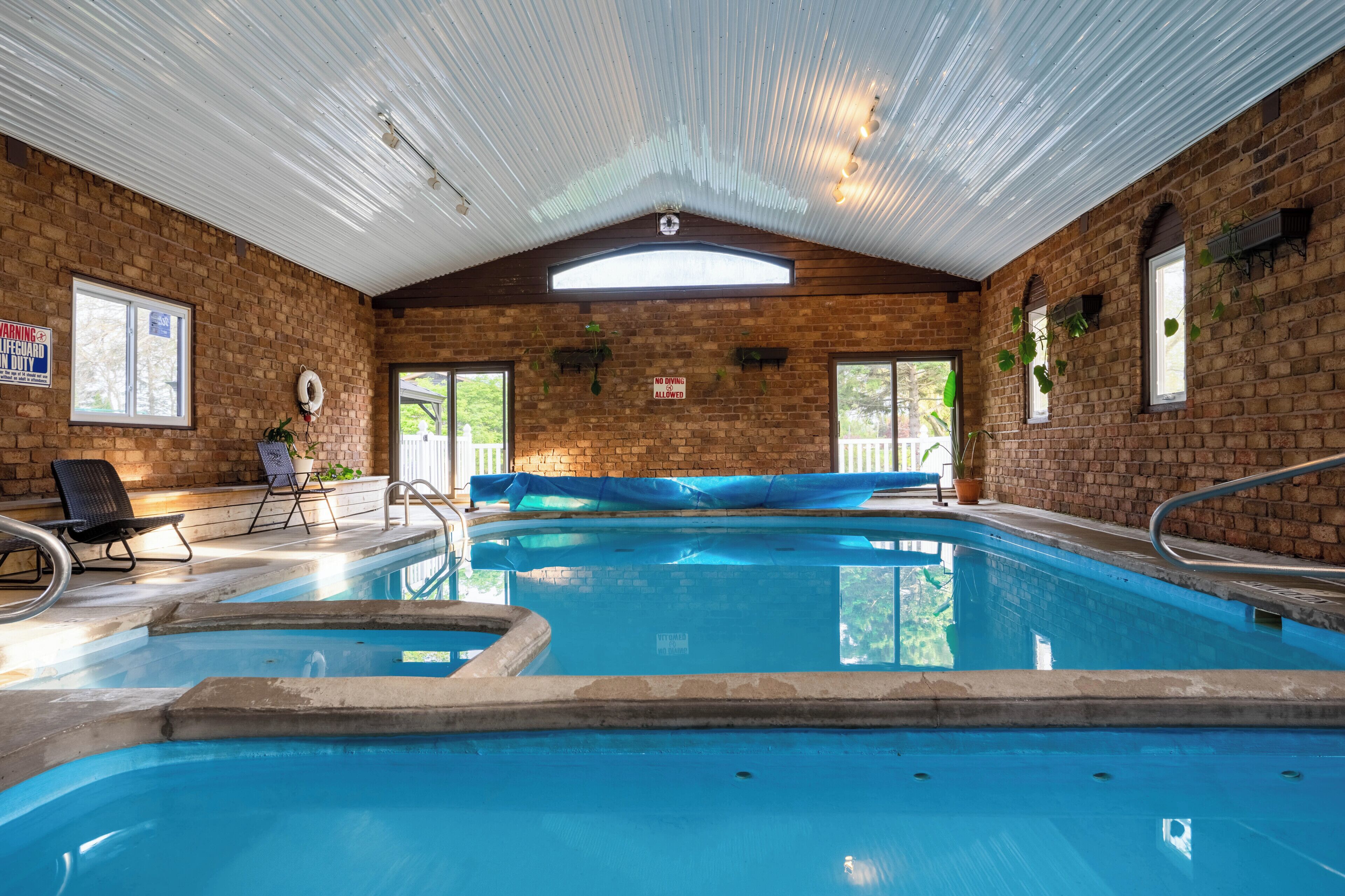 Piscina interna, funciona das 6h às meia-noite, espreguiçadeiras