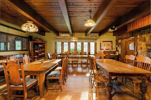 Lobby sitting area - Hop & Vine Inn (Fennville)
