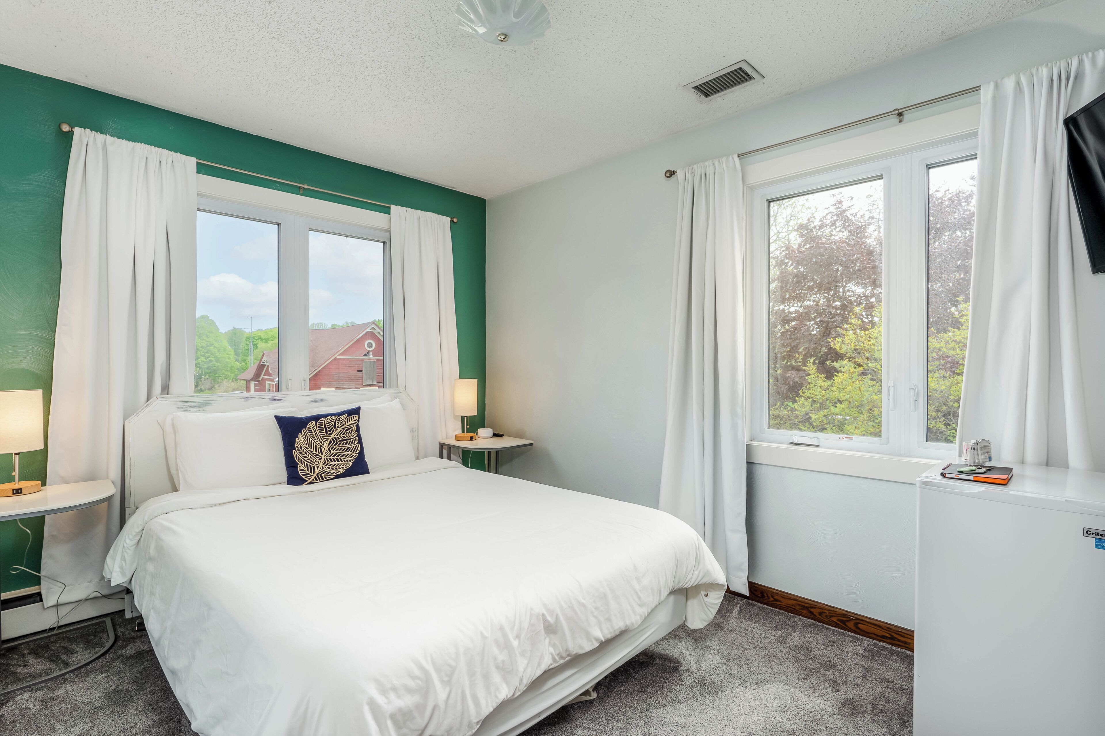 بديكورات فريدة لكل غرفة ومكواة/لوح كي وأسرّة أطفال/رضّع (مجانًا)