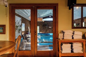 Una piscina techada, sillones reclinables de piscina