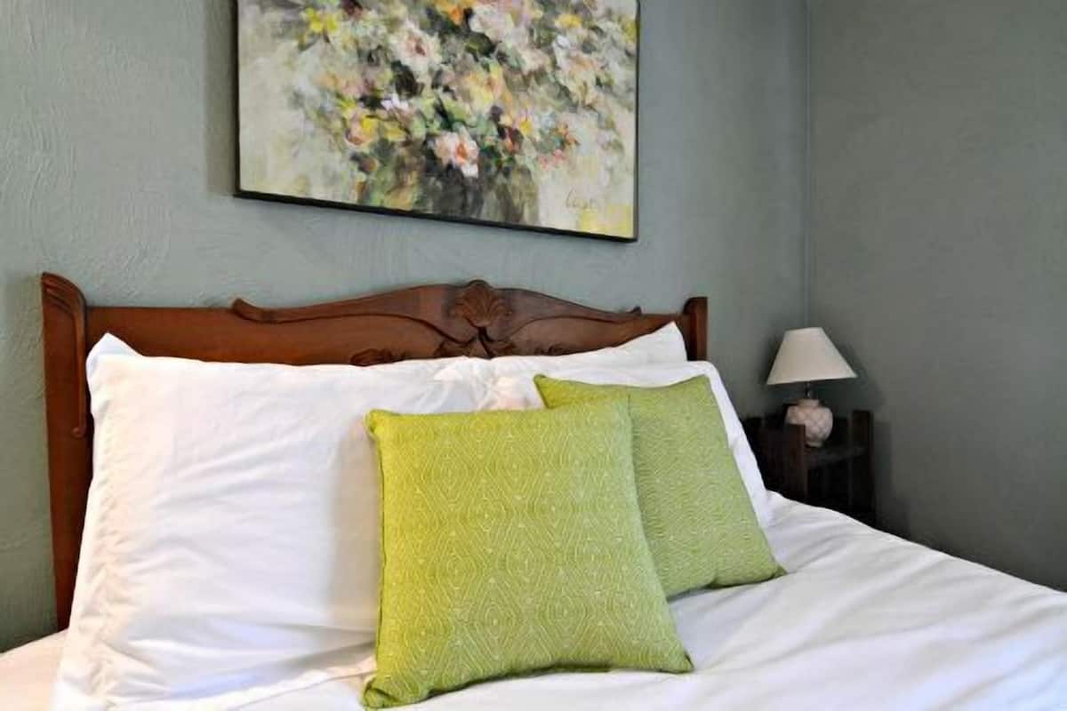Classic Room, 1 Queen Bed | Individually decorated, iron/ironing board, free cribs/infant beds