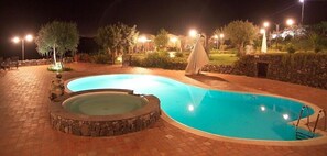 Piscine extérieure (ouverte en saison), parasols de plage