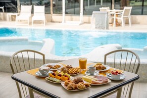 Se ofrece un desayuno bufé todos los días (por un coste adicional)