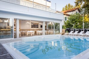 4 albercas al aire libre