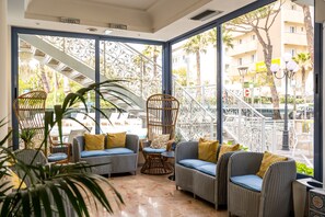 Télévision à écran plat de 22 pouces avec chaînes numériques, télévision