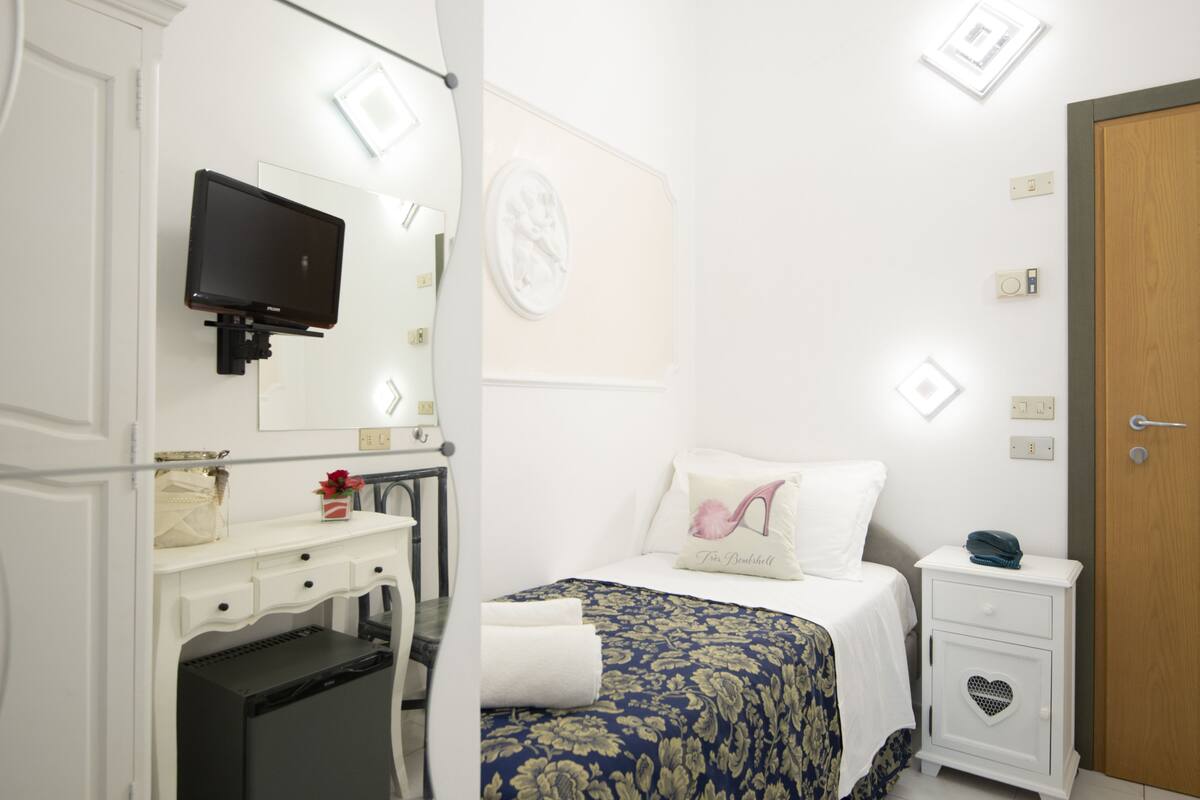 Habitación individual estándar | Ropa de cama de alta calidad, minibar, caja fuerte y escritorio