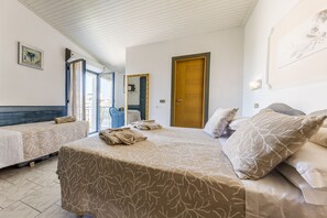 Comfort-værelse til 3 personer | Premium-sengetøj, minibar, pengeskab på værelset, skrivebord