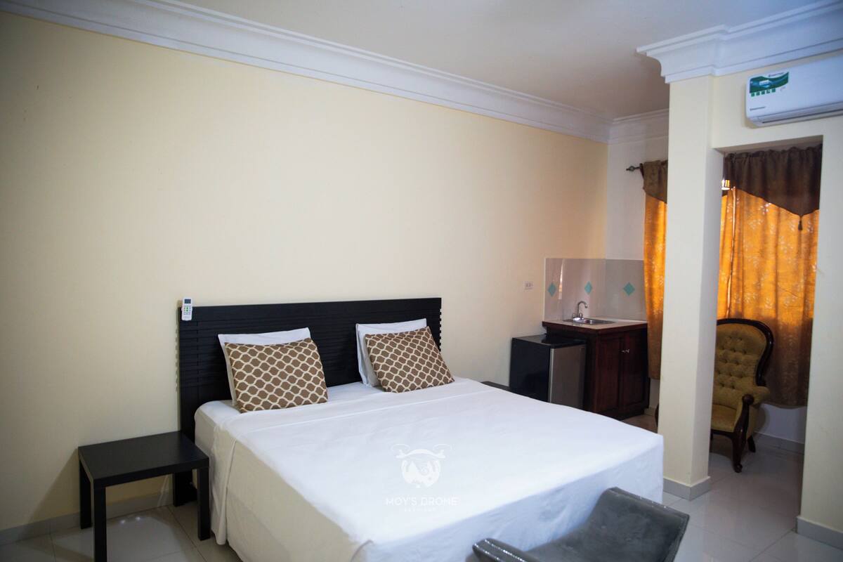 deluxe single room, 1 queen bed | desk, laptop workspace, iron/ironing board, free wifi