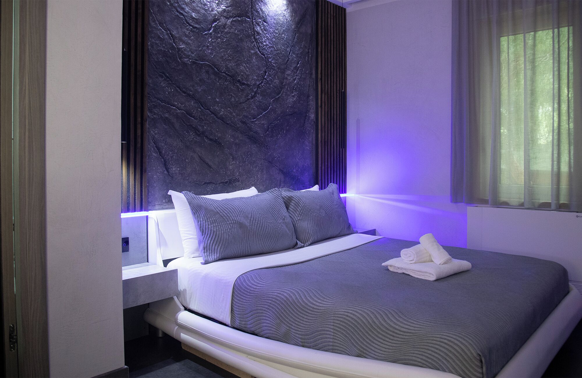 Escritorio, sistema de insonorización y wifi gratis 