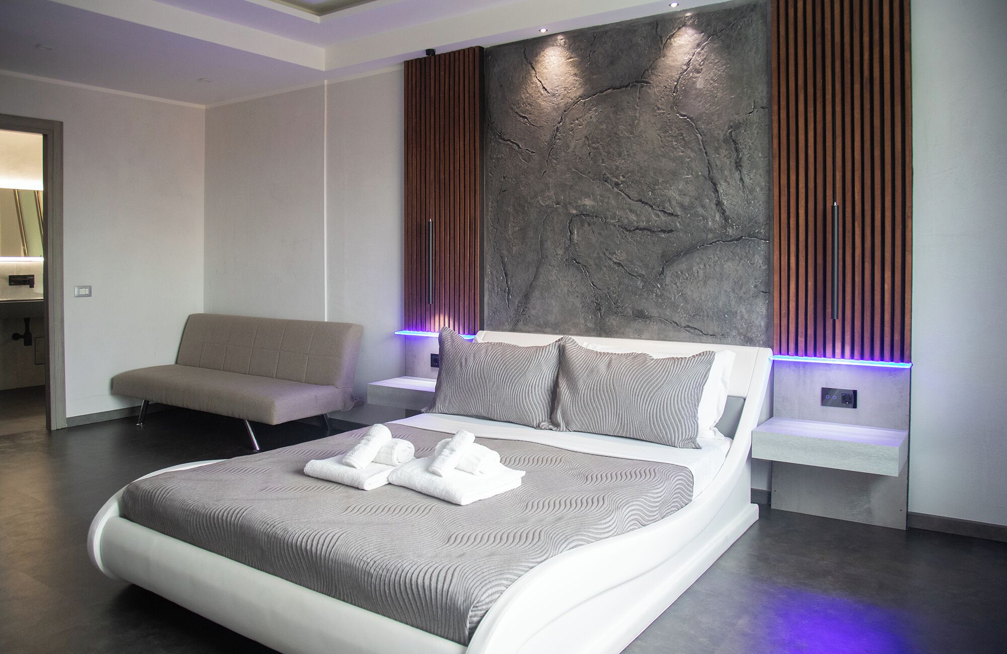 Escritorio, sistema de insonorización y wifi gratis 