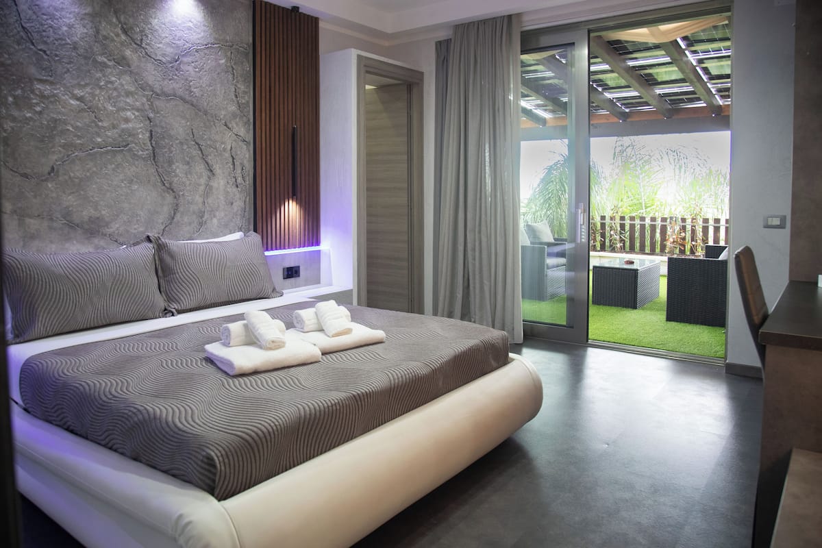 Standard-Doppelzimmer, 1 Queen-Bett, Terrasse, Poolblick | Schreibtisch, schallisolierte Zimmer, kostenloses WLAN