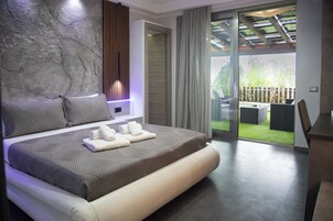 Doppia Standard, 1 letto queen, terrazzo, vista piscina | Una scrivania, insonorizzazione, Wi-Fi gratuito