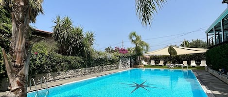 Una piscina al aire libre