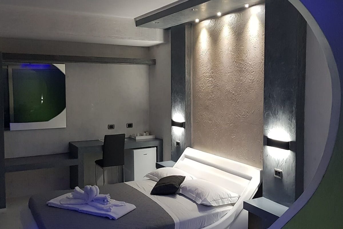 Suite (Magnolia) | Private spa tub