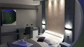 Una habitación de hotel moderna con una cama, un escritorio y una silla.