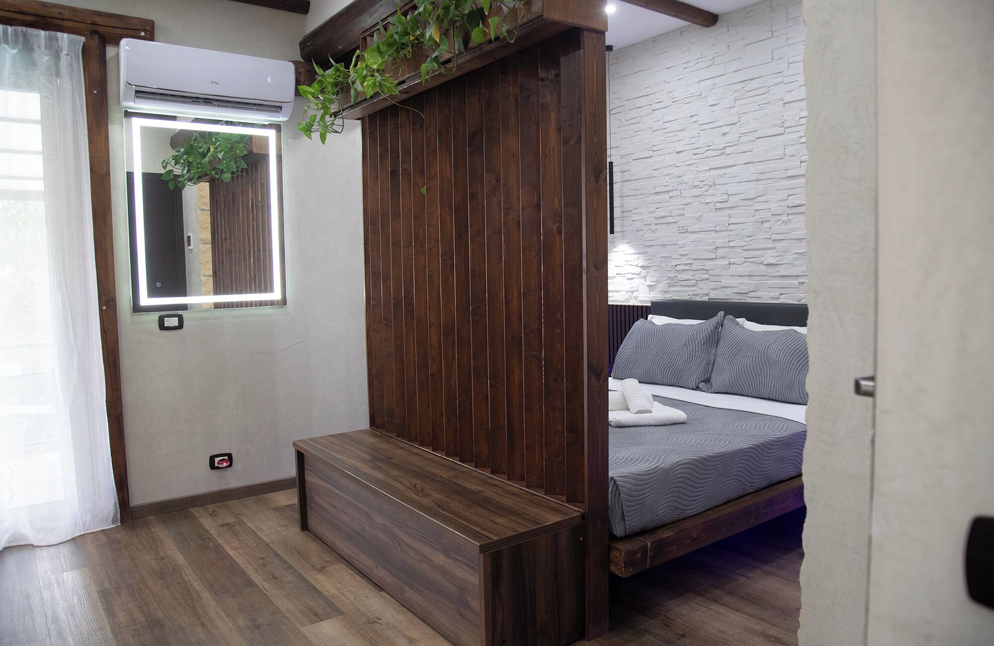 Desk, soundproofing, free WiFi