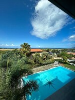 Kamar Triple, pemandangan kolam renang | Teras/patio