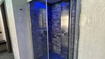 Loft, non fumatori, idromassaggio | Bagno | Doccia, set di cortesia gratuito, asciugacapelli, bidet