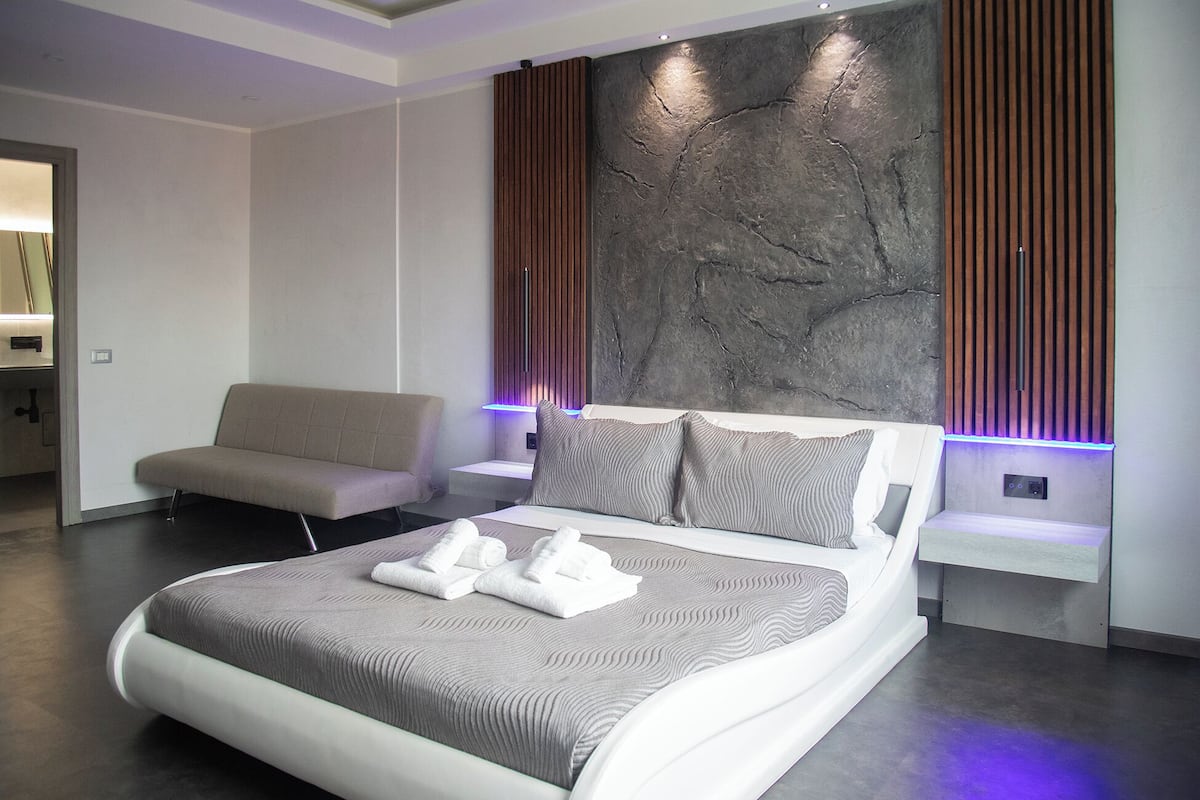 Dreibettzimmer, Poolblick | Schreibtisch, schallisolierte Zimmer, kostenloses WLAN