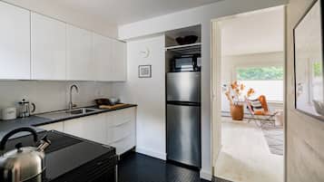 Bungalow | Private kitchen | Fridge, microwave