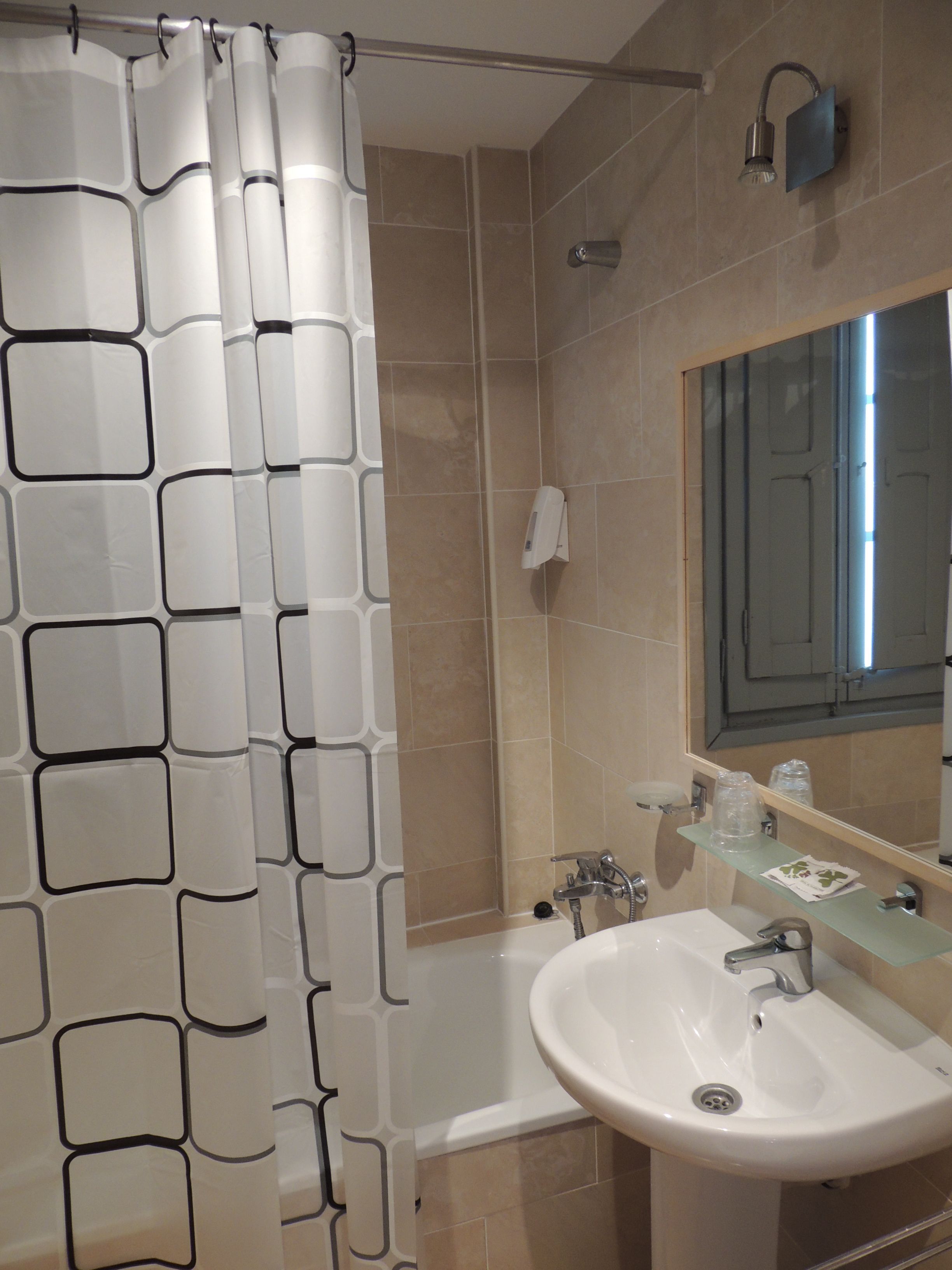 Habitación doble superior, baño privado | Baño | Artículos de higiene personal gratuitos, secador de pelo y toallas