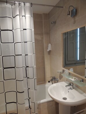 Chambre Double Supérieure, salle de bains privée | Salle de bain