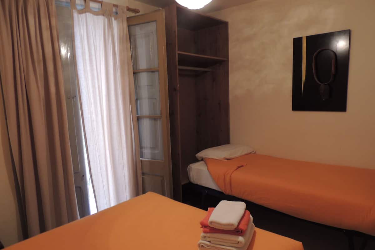Driepersoonskamer, privébadkamer | Donsdekens, gratis wifi, beddengoed