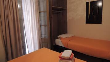 Habitació triple, bany privat | Cobrellits, wifi gratuïta i roba de llit