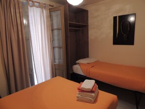 Driepersoonskamer, privébadkamer | Donsdekens, gratis wifi, beddengoed
