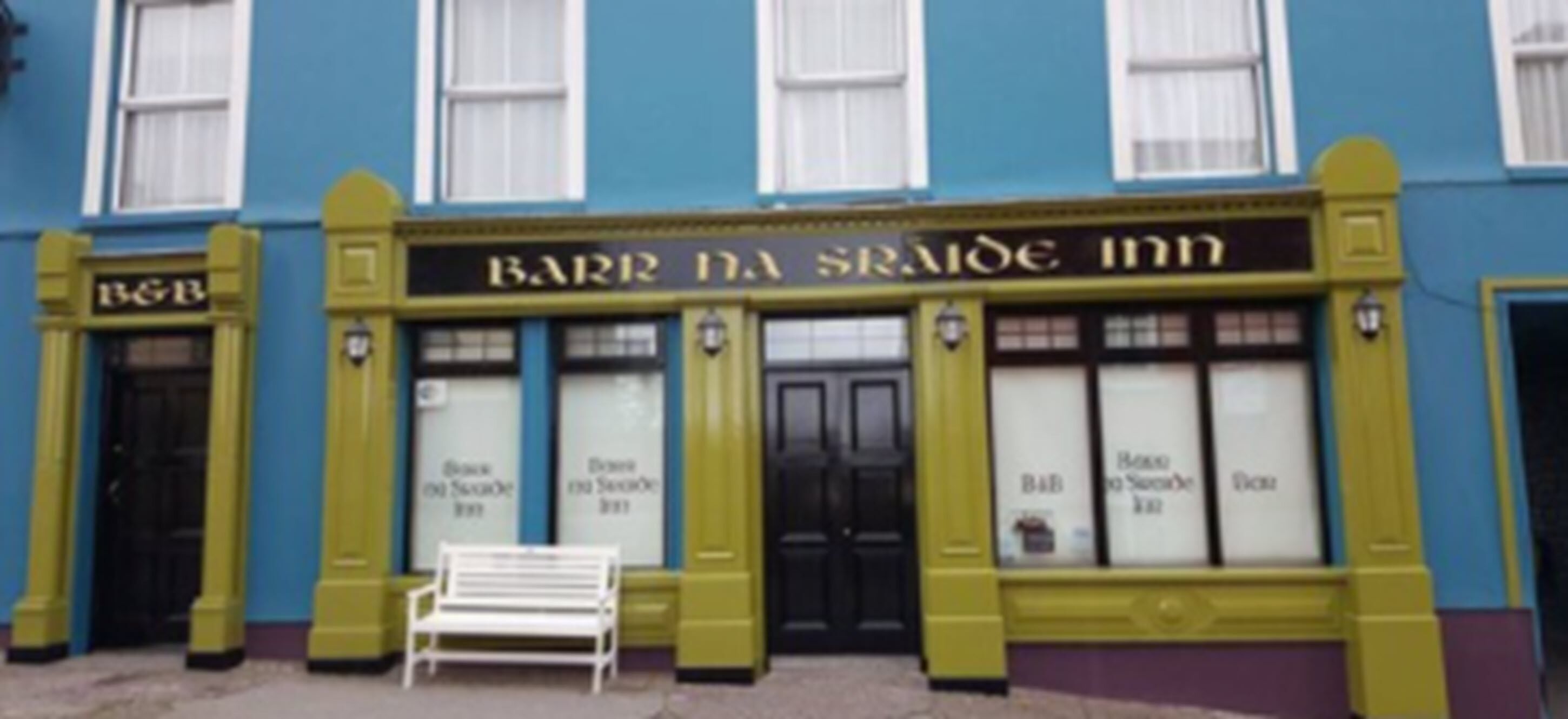 Un edificio con un letrero que dice "BARR DA SRADE INN".