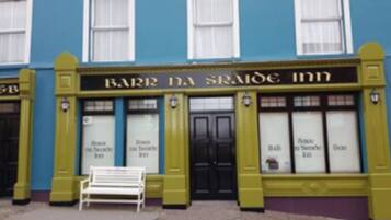 Un edificio con un letrero que dice "BARR DA SRADE INN".