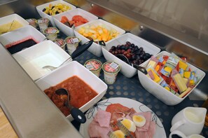 Petit déjeuner continental (6.00 EUR par personne)