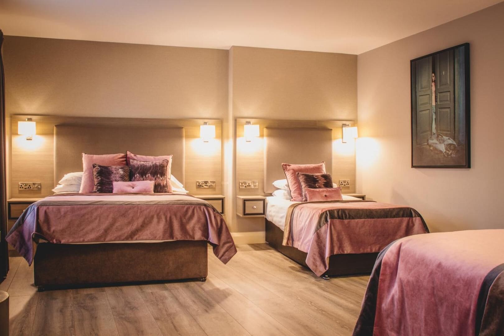 20 bedrooms, premium bedding, pillow-top beds, blackout curtains