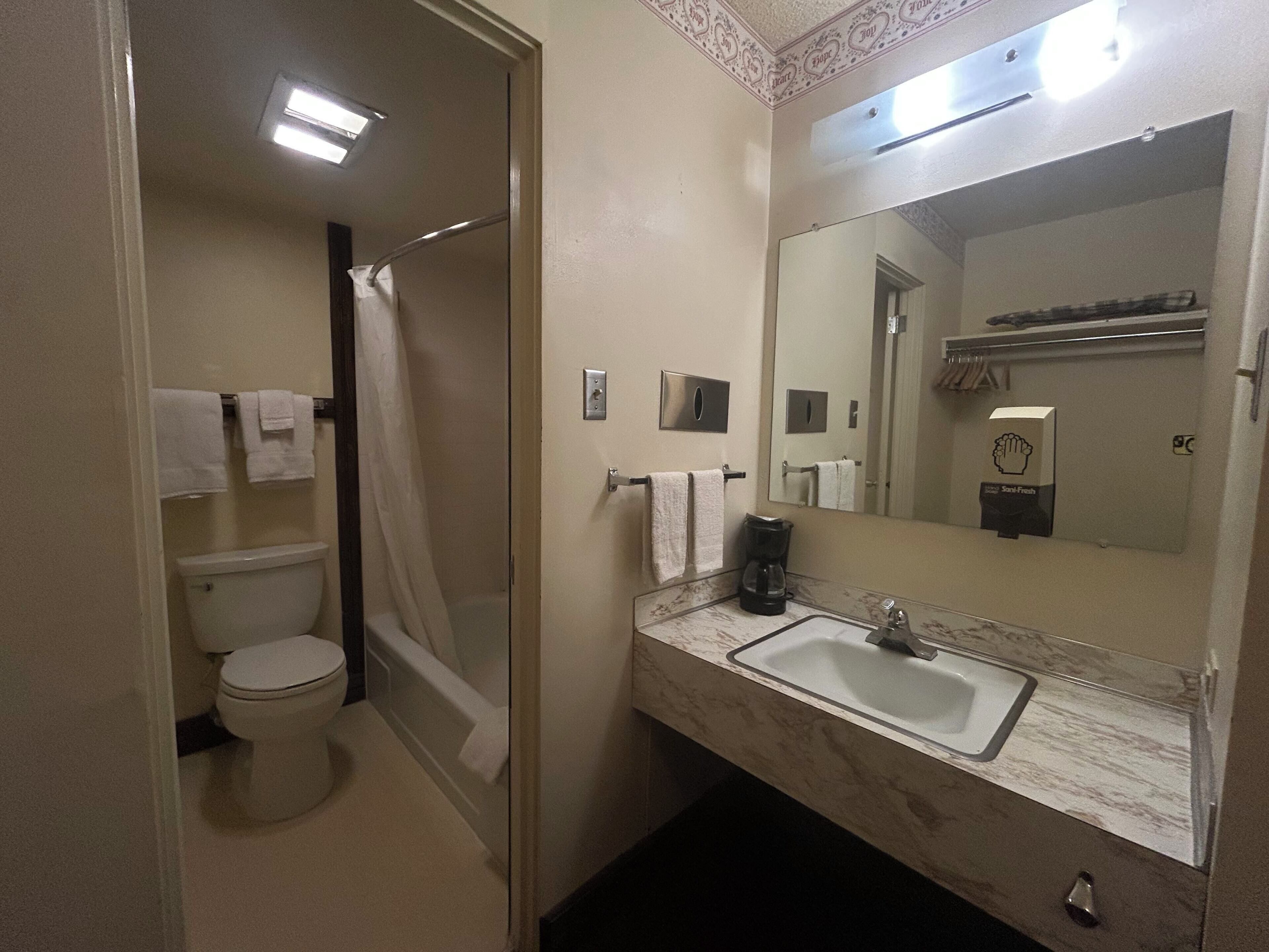 Room, 1 Queen Bed, Non Smoking | Bathroom