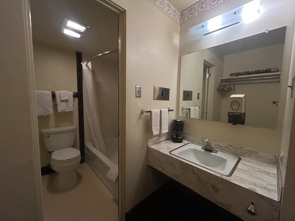 Room, 1 Queen Bed, Non Smoking | Bathroom | Free toiletries, hair dryer, towels