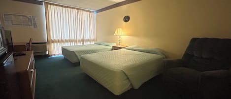 Huone, 2 keskisuurta parisänkyä | Työpöytä, ilmainen Wi-Fi, vuodevaatteet