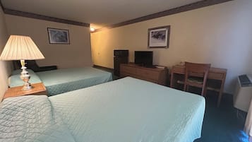 Quarto, 2 camas Queen | Escrivaninha, Wi-Fi de cortesia, roupa de cama
