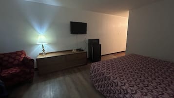 Escritorio, wifi gratis y ropa de cama