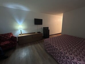 Room, 1 Queen Bed, Non Smoking | Desk, free WiFi, bed sheets - Candlelight Inn by Capital O Scottsbluff (Scottsbluff)