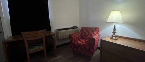 Quarto, 1 cama King, para não fumantes (Micfridge) | Escrivaninha, Wi-Fi de cortesia, roupa de cama