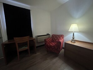 Chambre, 1 très grand lit, non-fumeur (Micfridge) | Bureau, accès au Wi-Fi (inclus), literie fournie