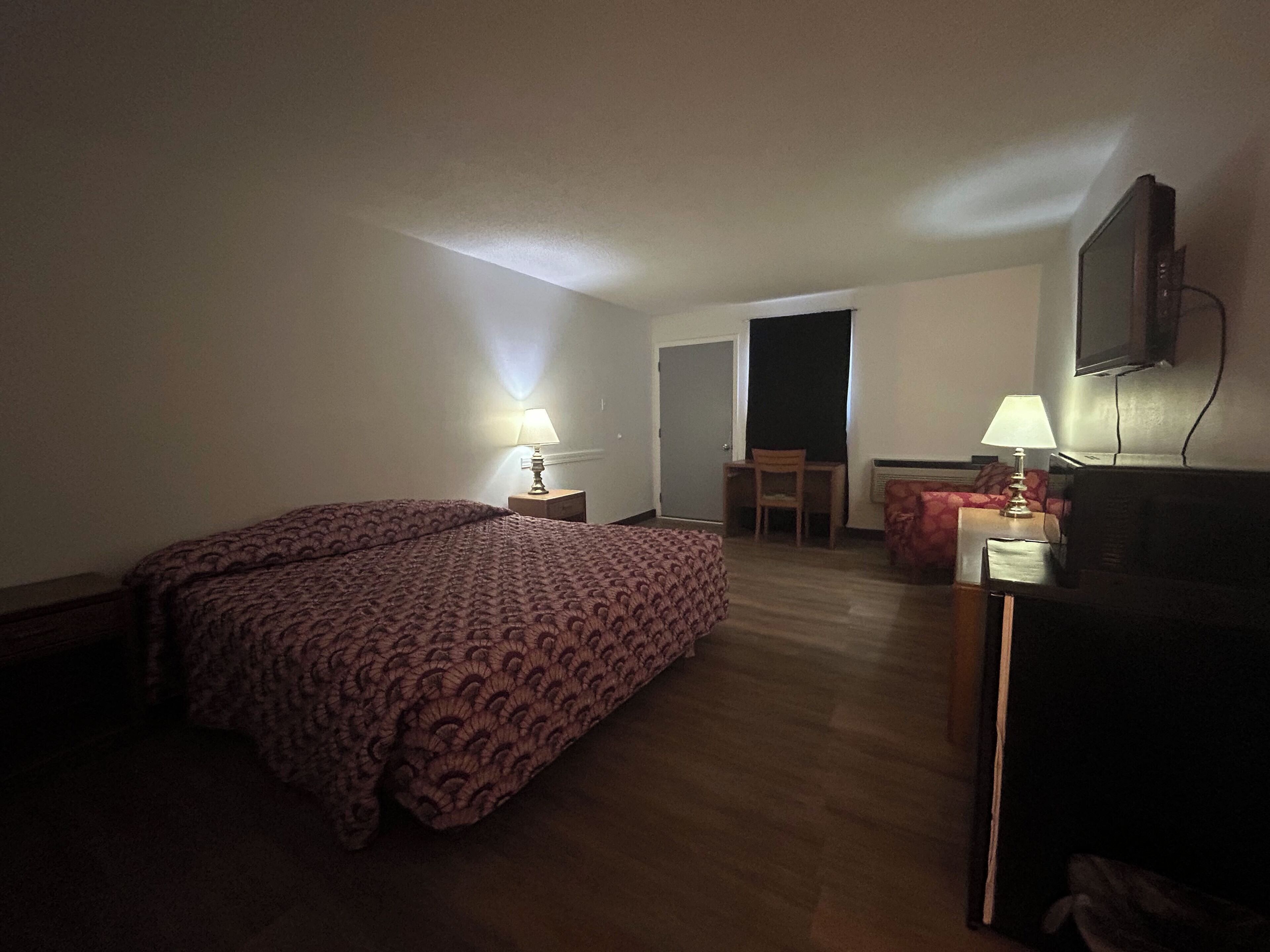 Escritorio, wifi gratis y ropa de cama 