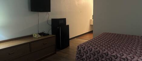 Escritorio, wifi gratis y ropa de cama