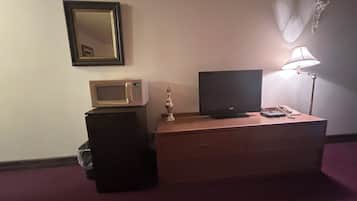 Room, 1 Queen Bed, Non Smoking | Desk, free WiFi, bed sheets