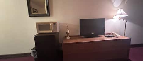 Room, 1 Queen Bed, Non Smoking | Desk, free WiFi, bed sheets