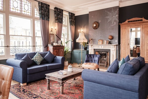 جناح | أغطية فراش متميزة ومأكولات ومشروبات مجانية في الميني بار