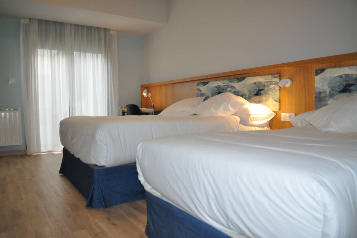 Habitación triple, balcón
