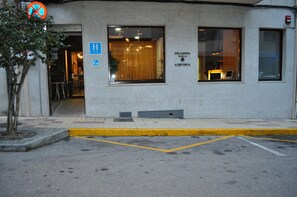 Vista frontal de la propiedad