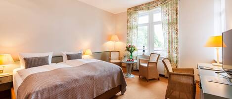 Standard-dobbeltværelse | Allergivenligt sengetøj, minibar, pengeskab på værelset, skrivebord