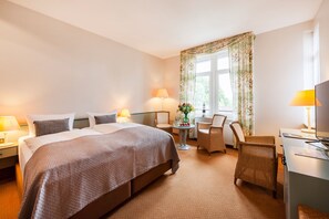 Habitación estándar doble | Ropa de cama hipoalergénica, minibar, caja fuerte y escritorio